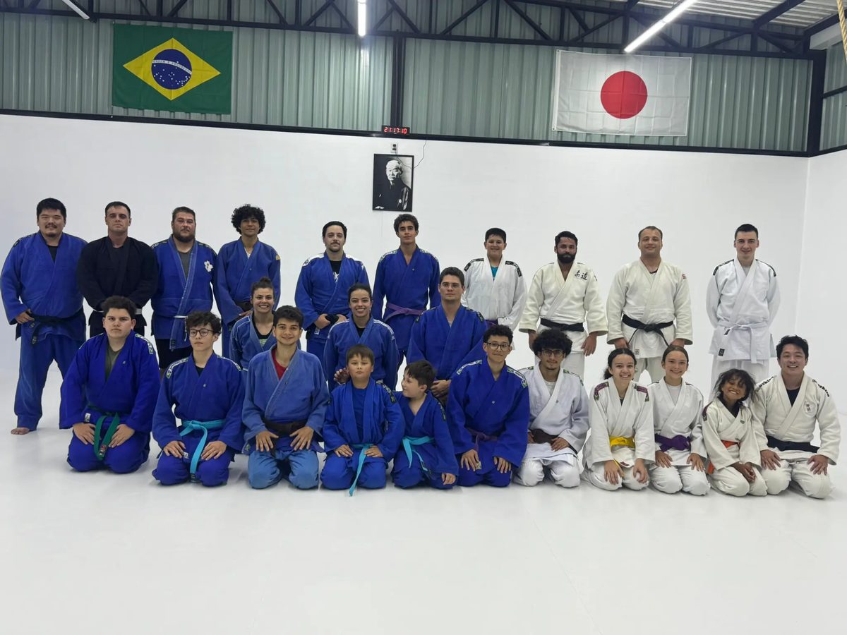 Turma de judô a partir de 13 anos na Academia Kaminari em Curitiba