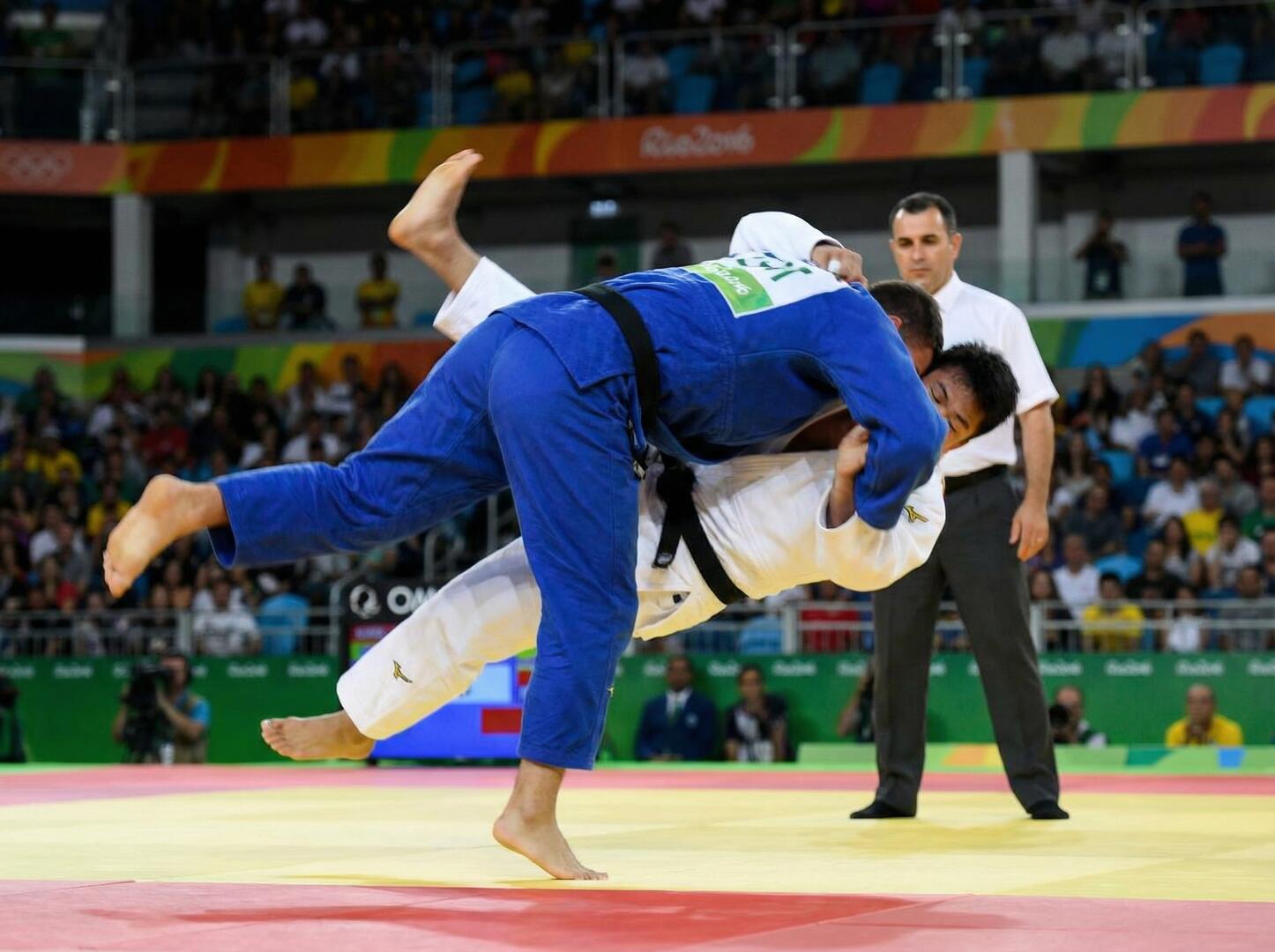Competição de judô com atletas em match profissional