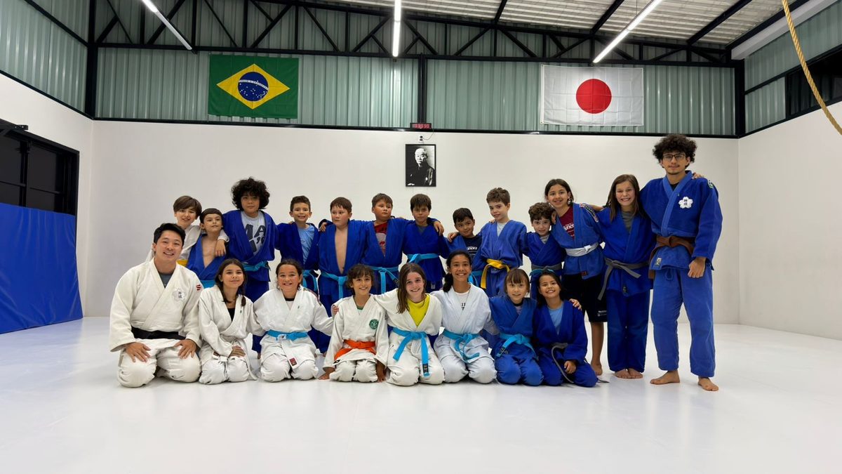 Turma de judô infantil de 7 a 12 anos na Academia Kaminari em Curitiba