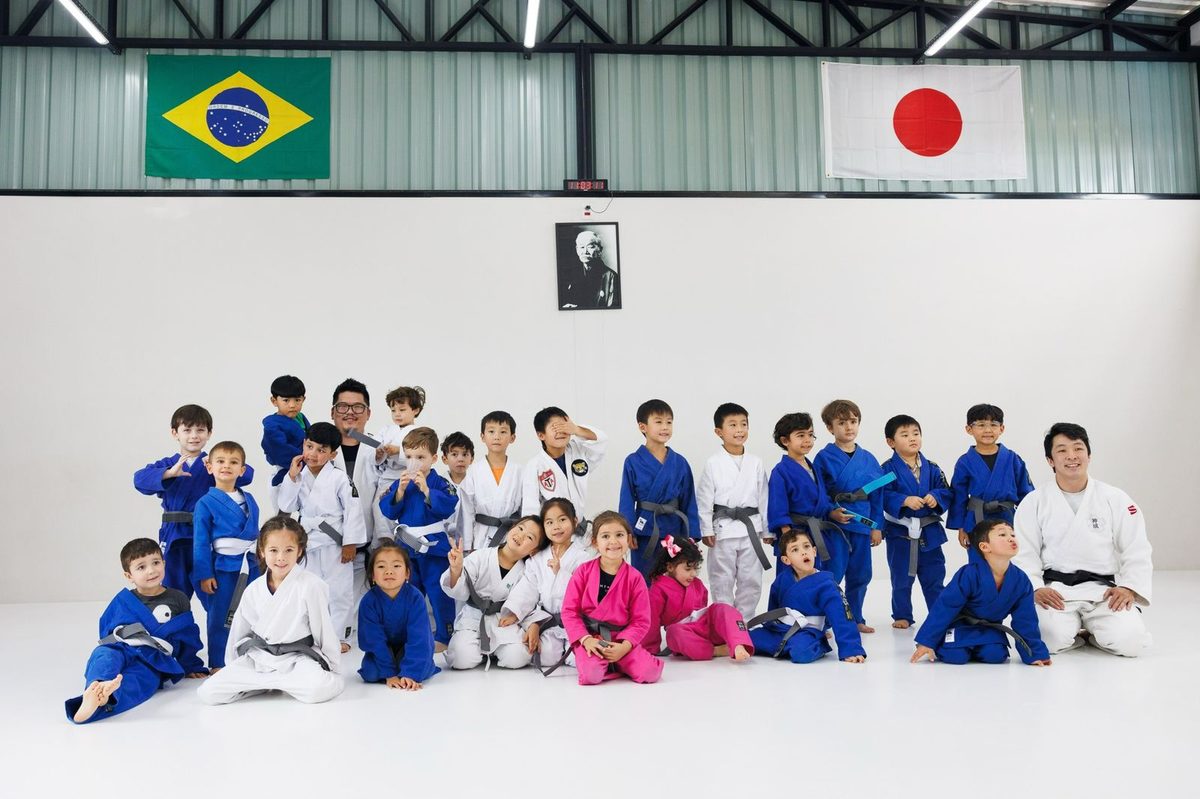 Turma de judô infantil com crianças pequenas na Academia Kaminari em Curitiba